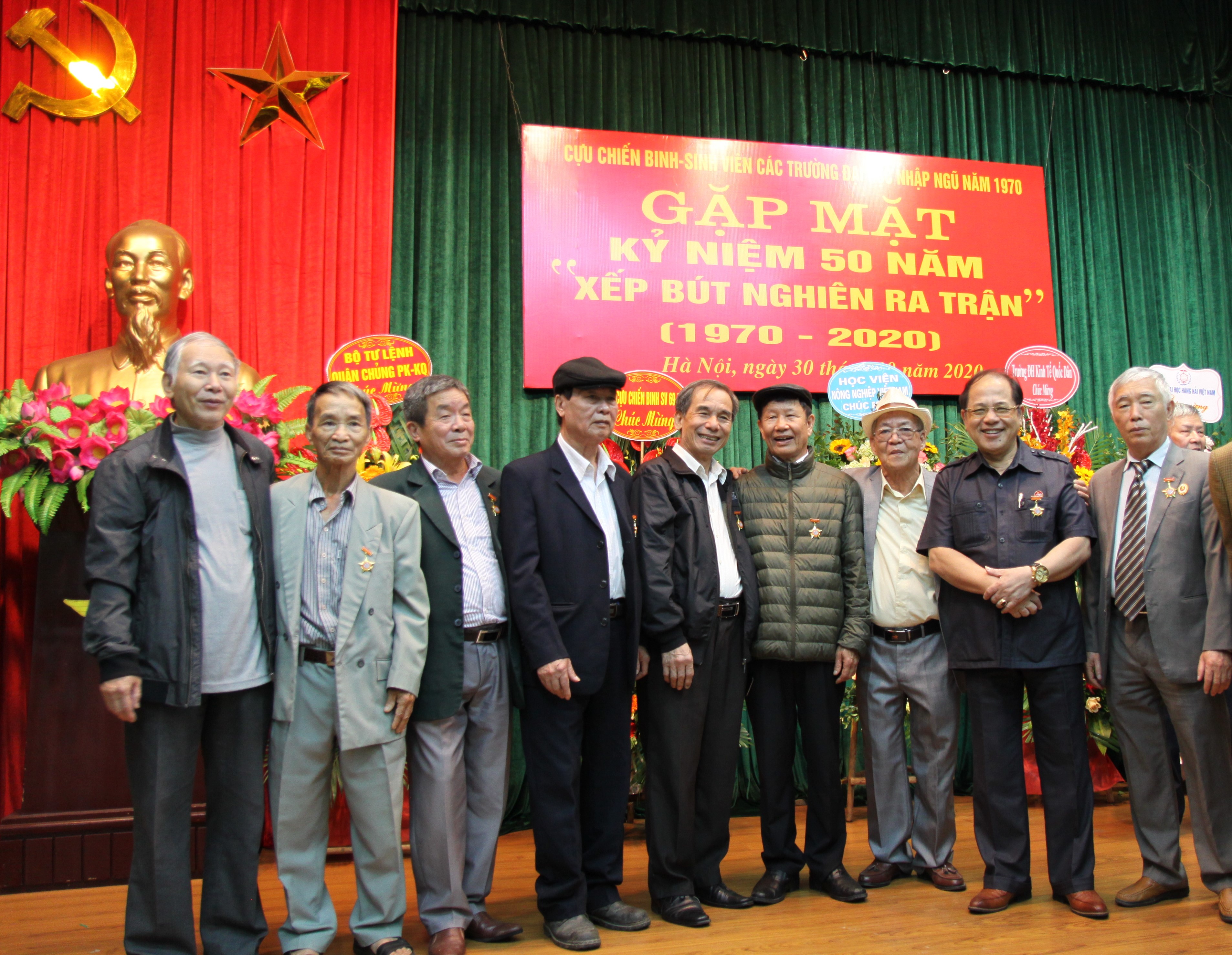 Xếp bút nghiên ra trận